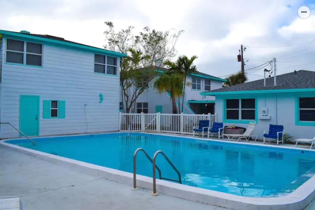Renovate Large Studio 21-Directly Across Beach St. Pete Beach Exterior foto