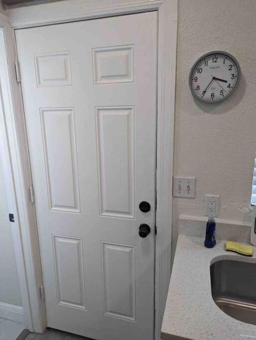 Renovate Large Studio 21-Directly Across Beach St. Pete Beach Exterior foto