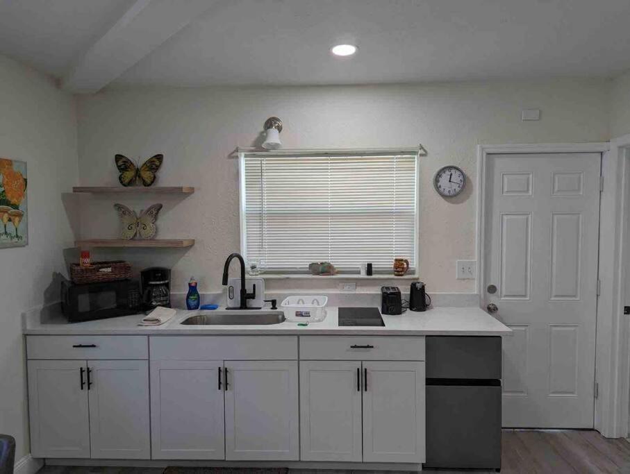 Renovate Large Studio 21-Directly Across Beach St. Pete Beach Exterior foto